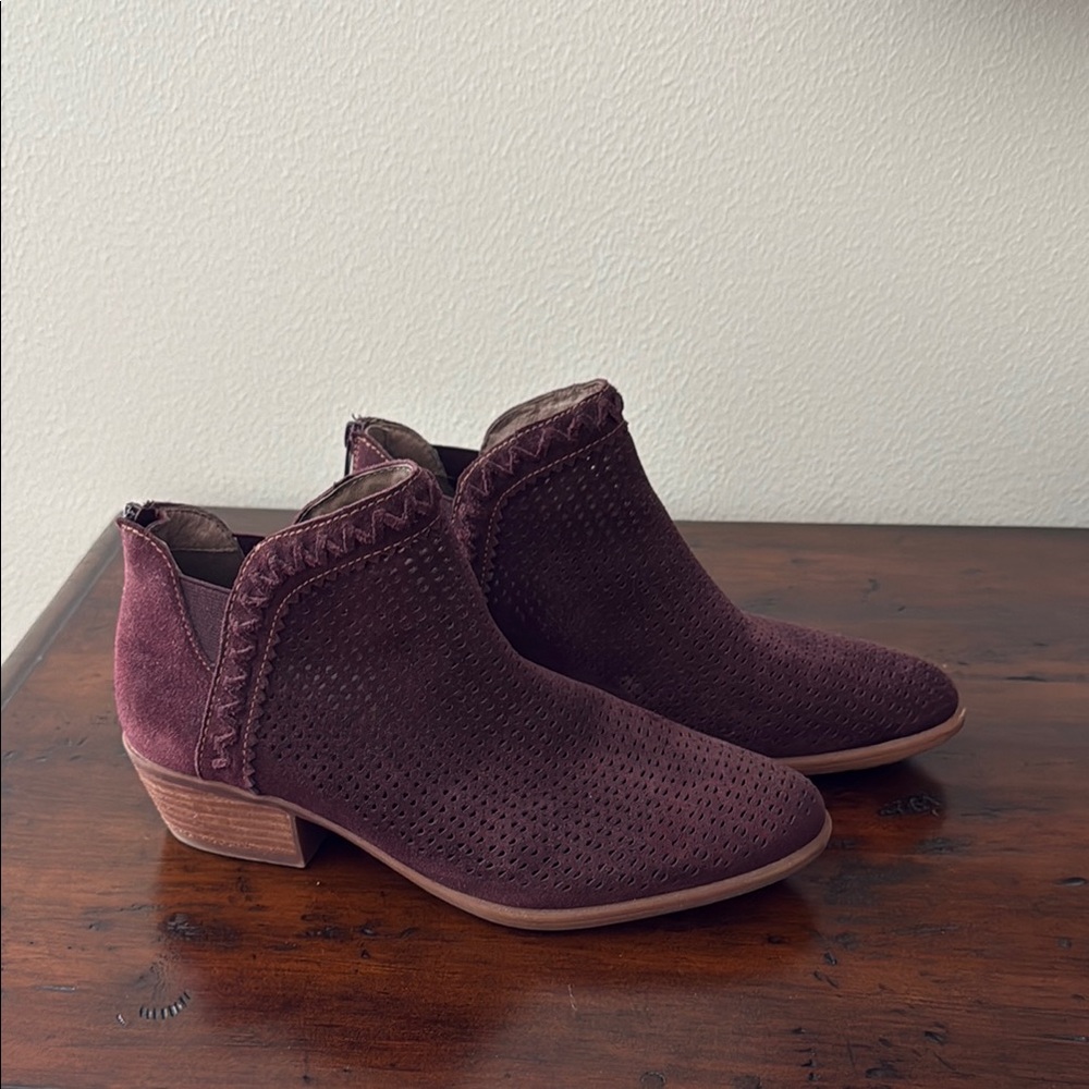 Earth Women's Ankle Boots in Burgundy
